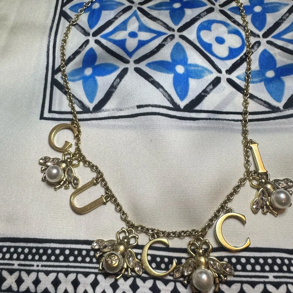 Gucci Letter Marmont Gold Bee and Pearl Charm Necklace - Picture 4 of 4